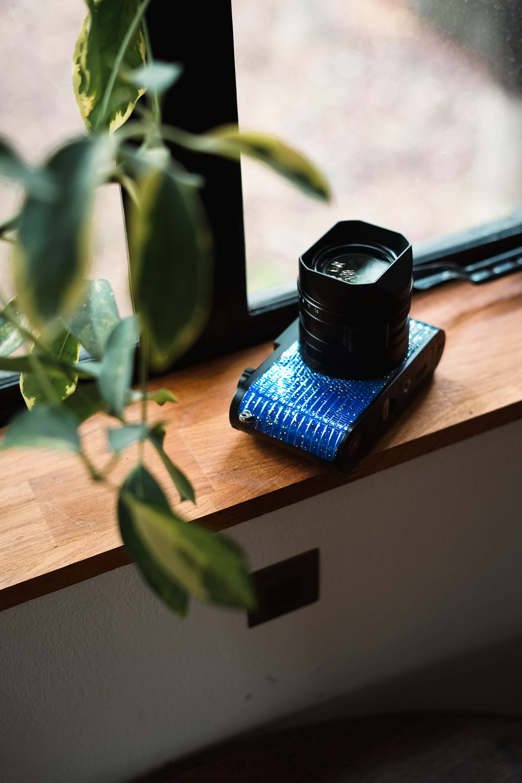 Q3 Leather art replacement with gold sprinkled lizard skin material/Blue