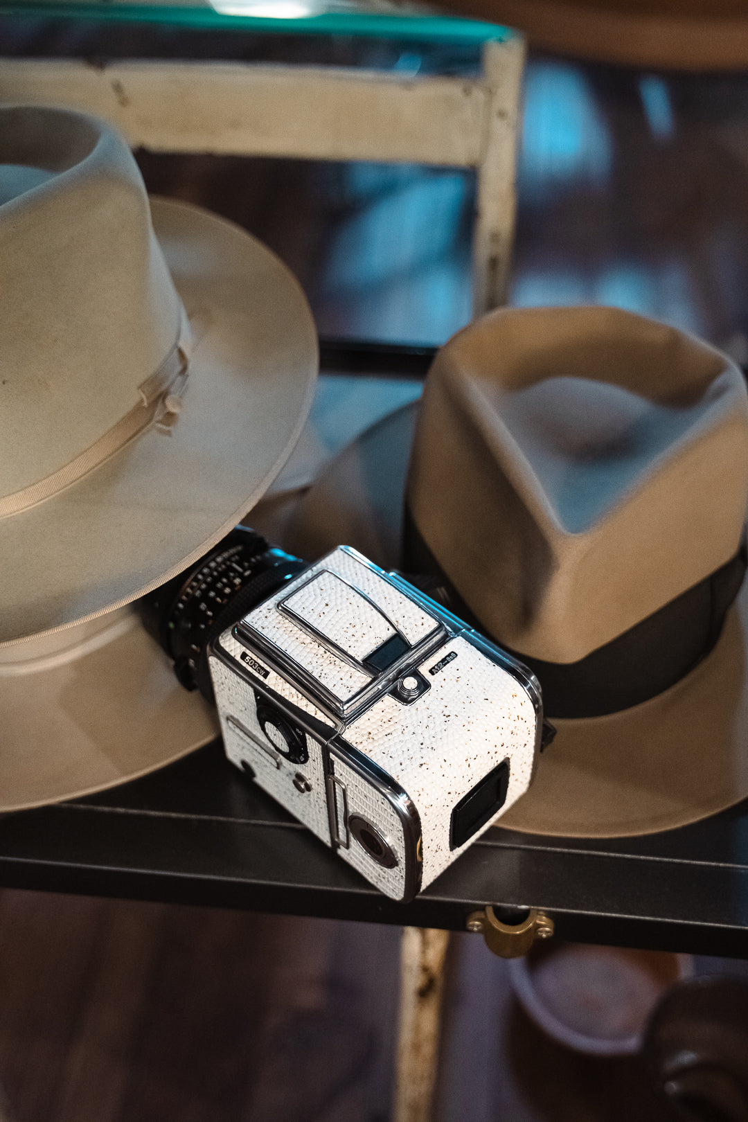 503CW Leather art replacement with gold sprinkled lizard skin material/White