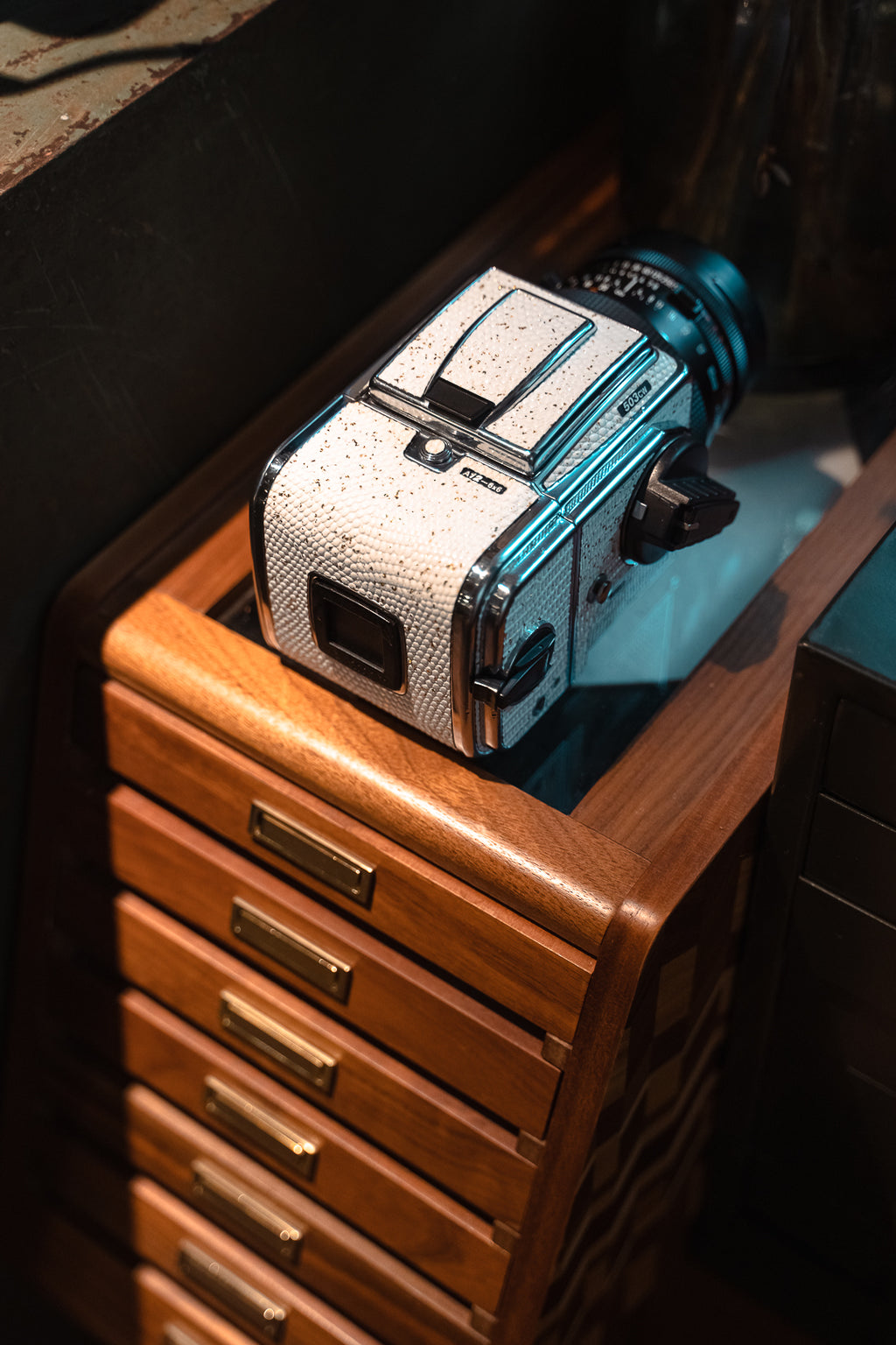 503CW Leather art replacement with gold sprinkled lizard skin material/White