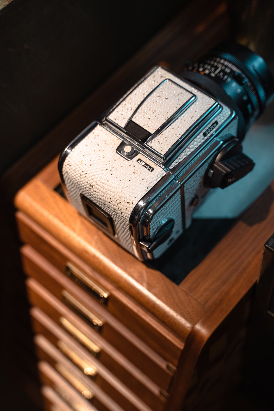 503CW Leather art replacement with gold sprinkled lizard skin material/White