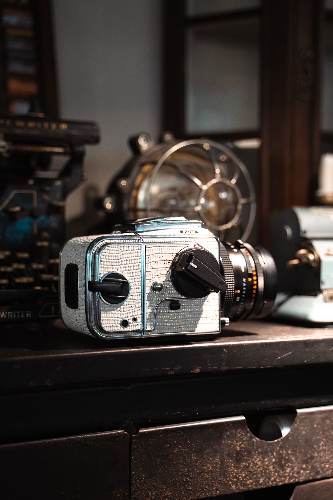 503CW Leather art replacement with gold sprinkled lizard skin material/White