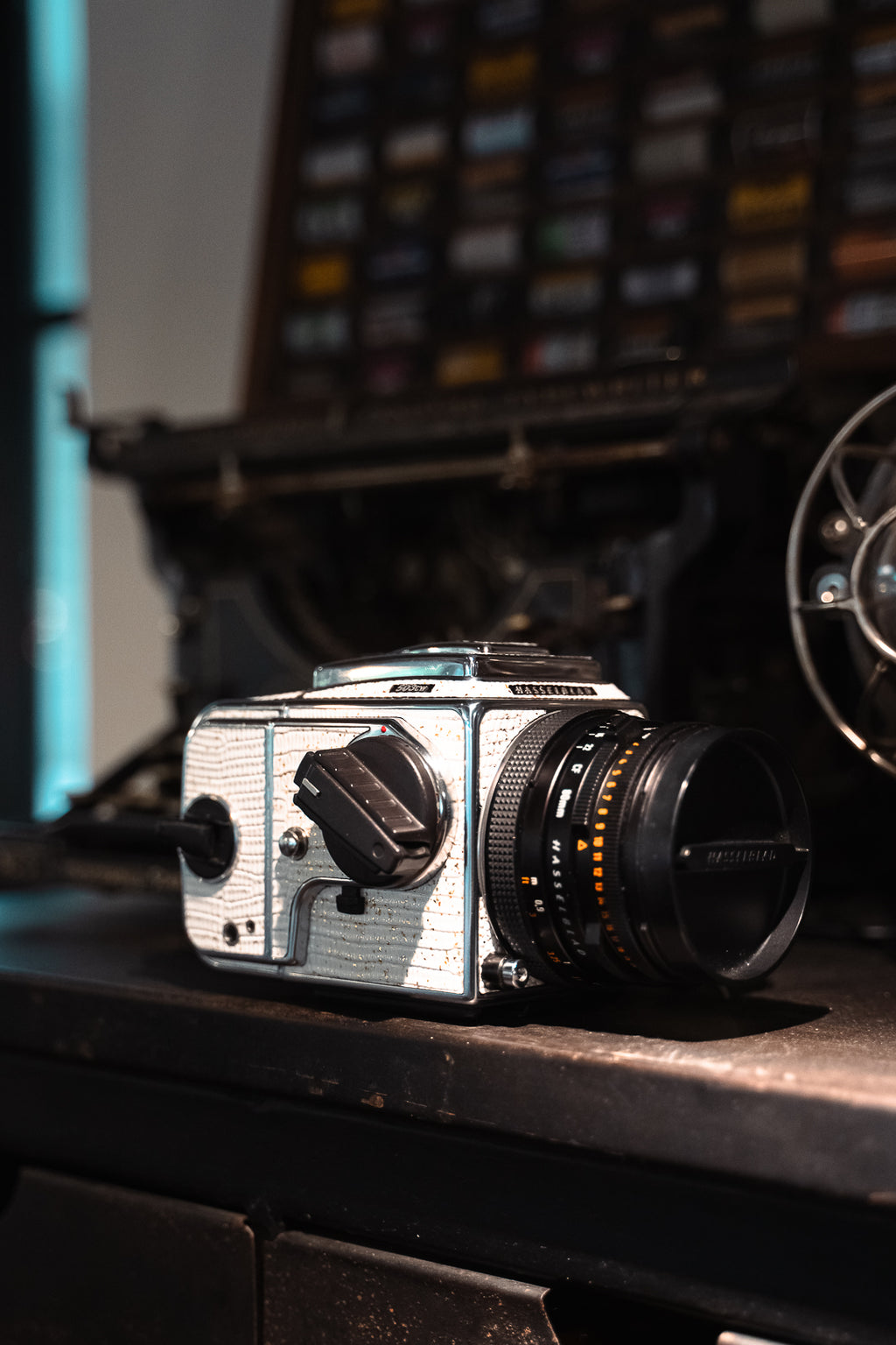 503CW Leather art replacement with gold sprinkled lizard skin material/White