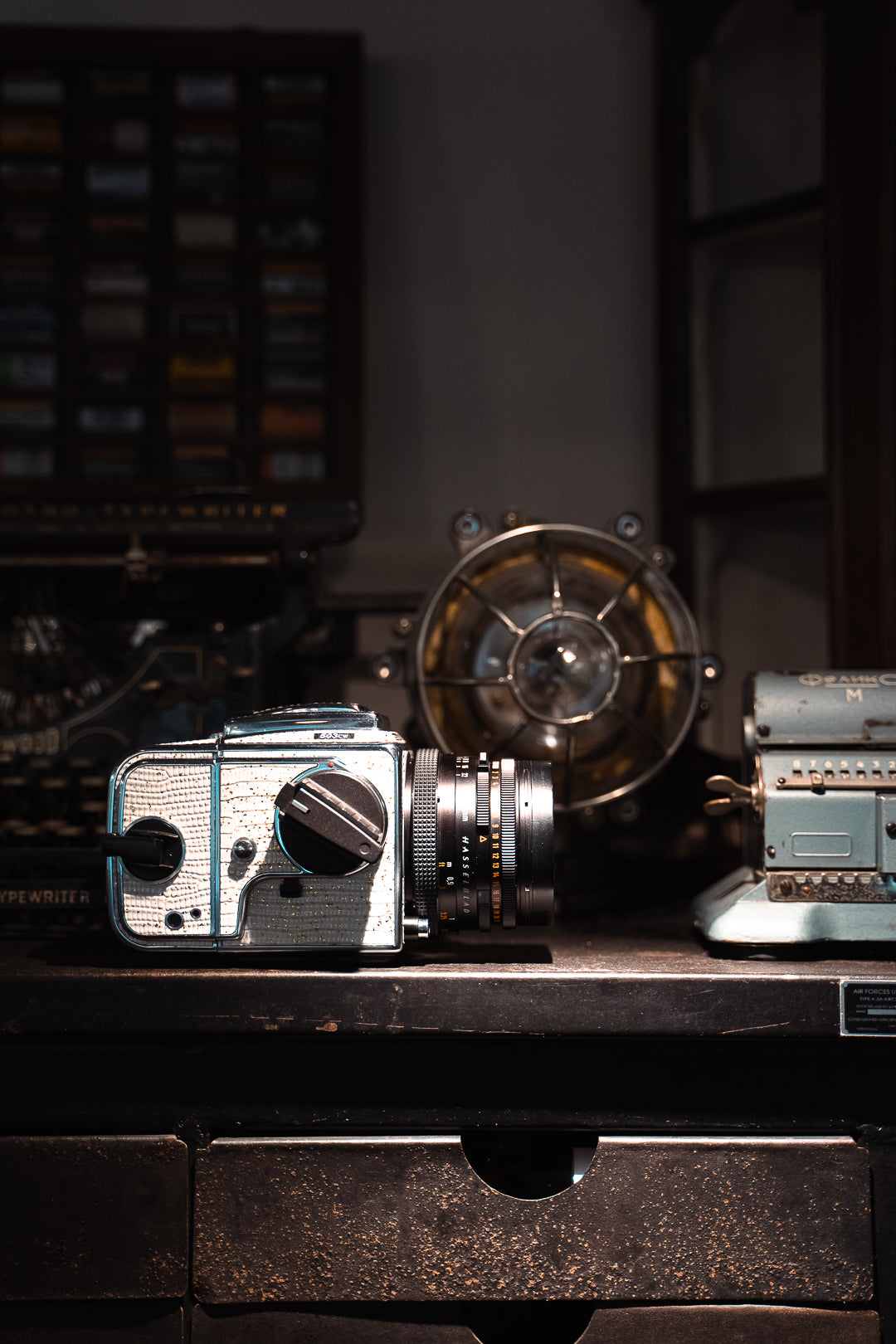 503CW Leather art replacement with gold sprinkled lizard skin material/White