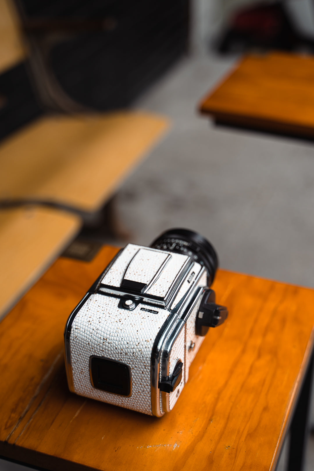 503CW Leather art replacement with gold sprinkled lizard skin material/White