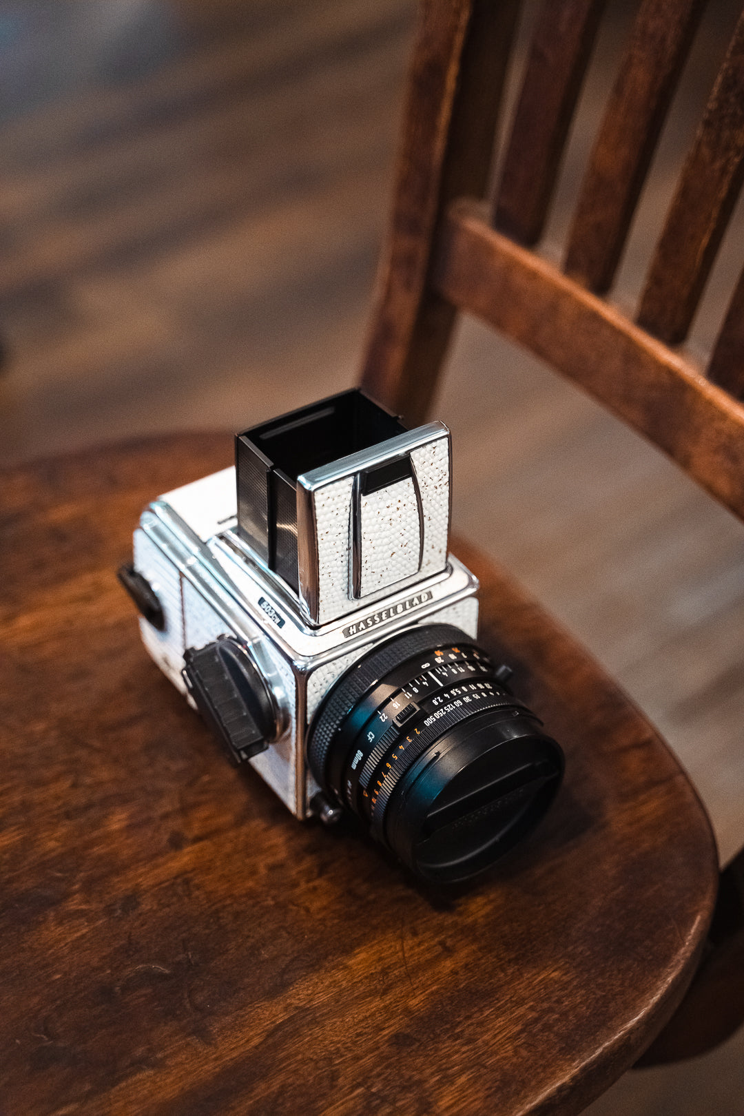 503CW Leather art replacement with gold sprinkled lizard skin material/White