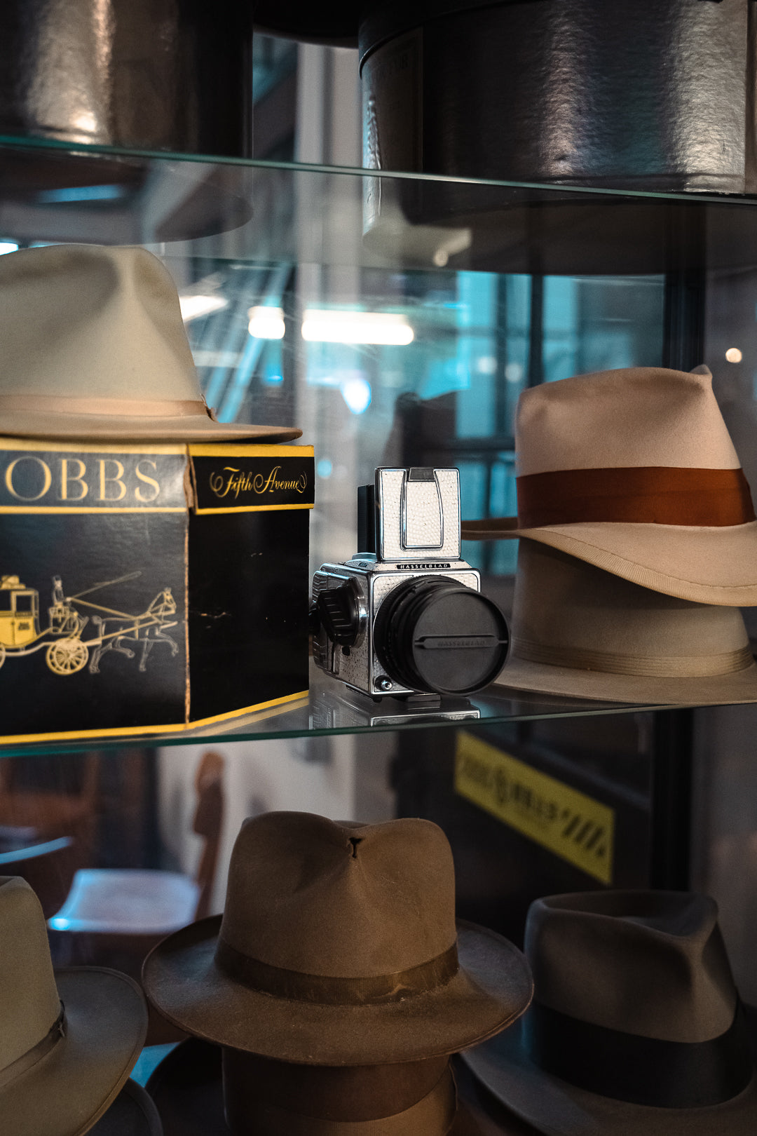 503CW Leather art replacement with gold sprinkled lizard skin material/White