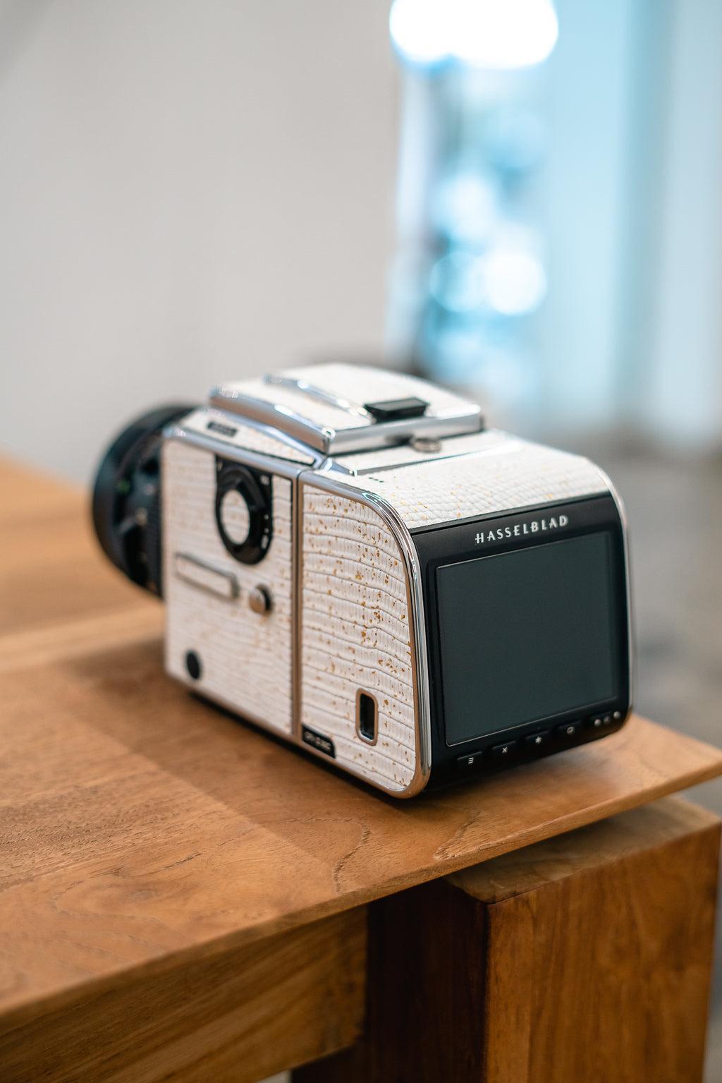 503CW Leather art replacement with gold sprinkled lizard skin material/White