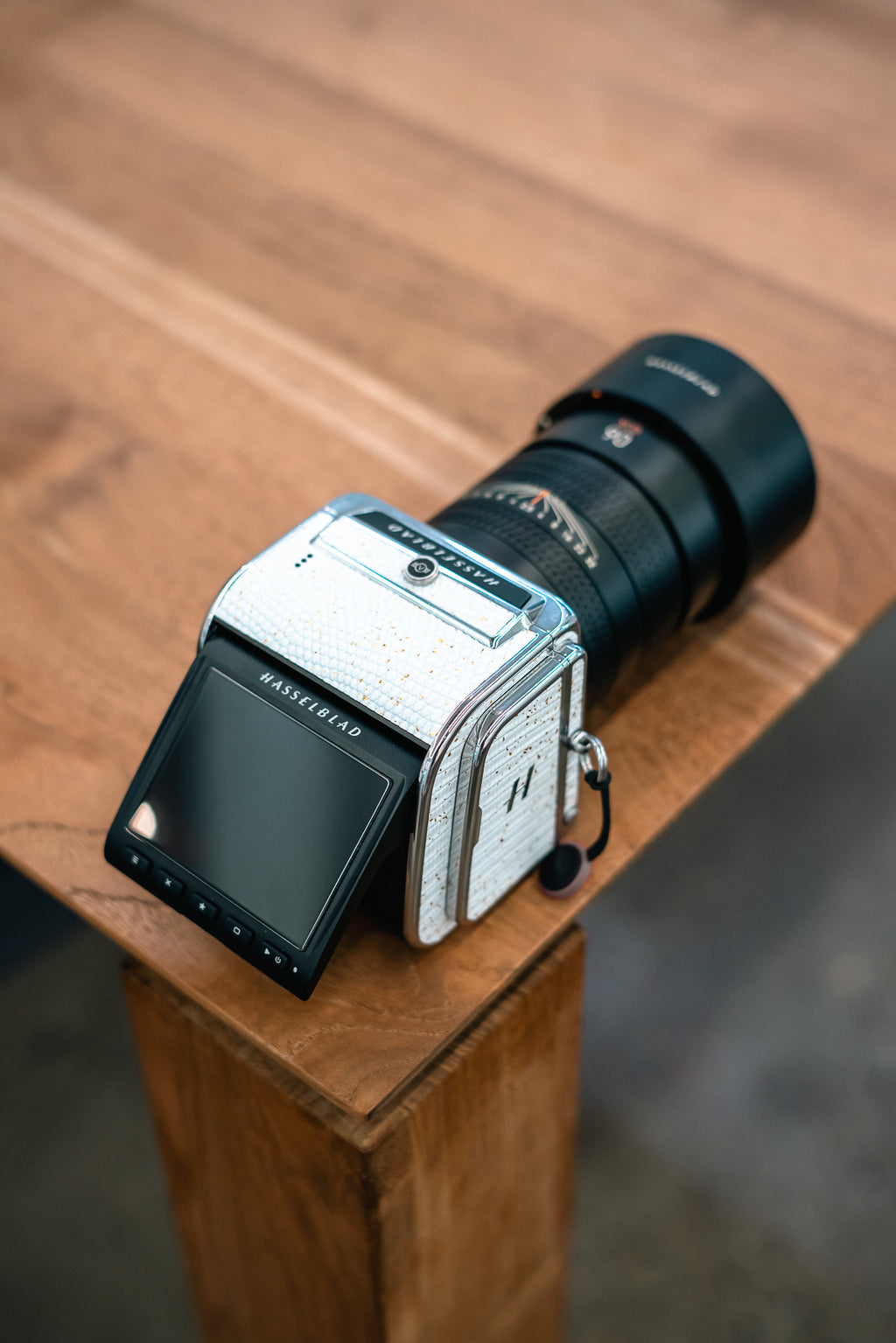 503CW Leather art replacement with gold sprinkled lizard skin material/White