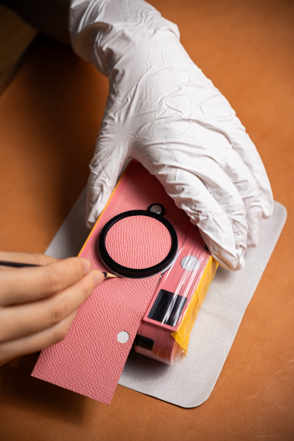 Customized leather body in the same color/Pink