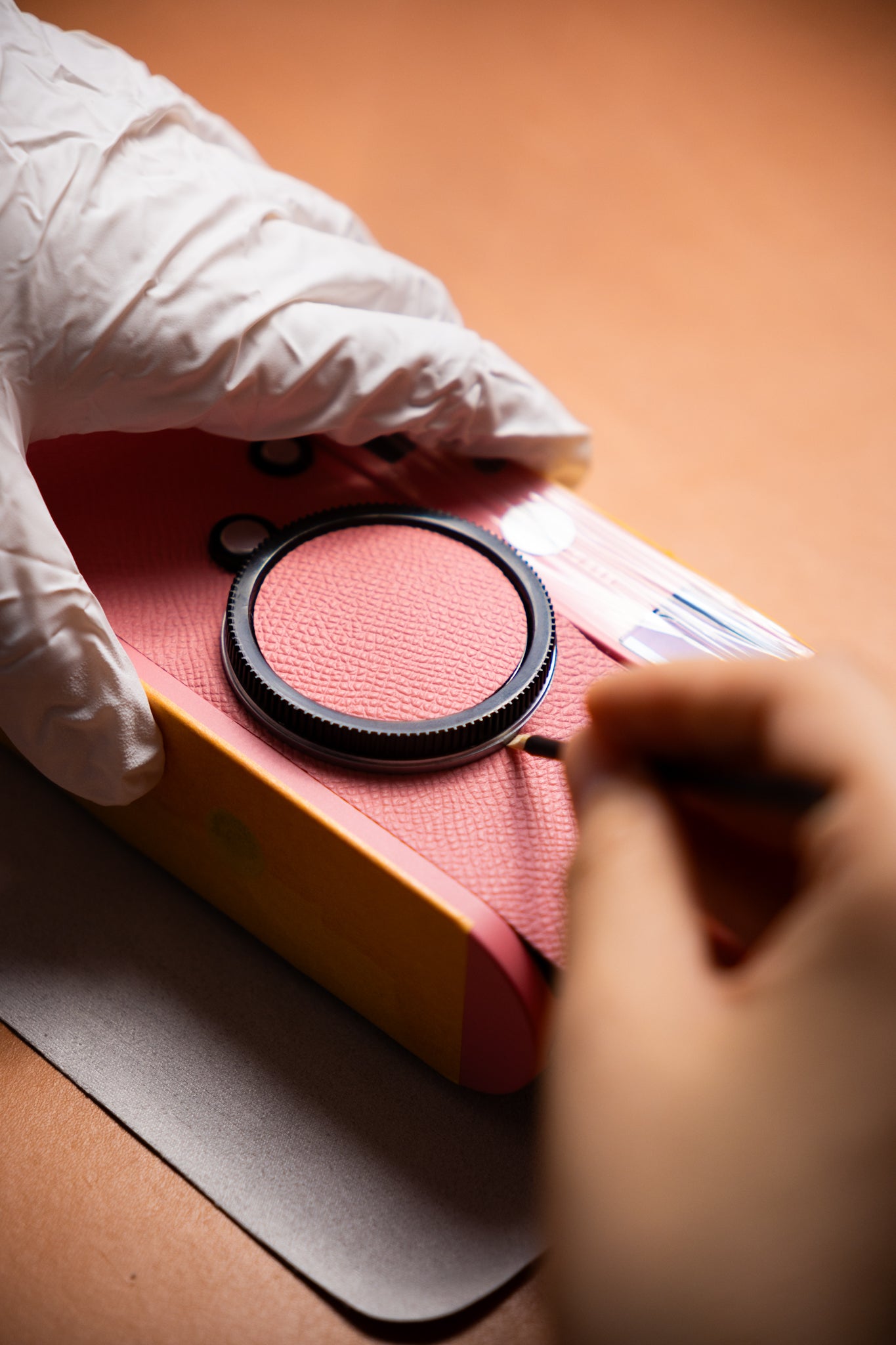 Customized leather body in the same color/Pink