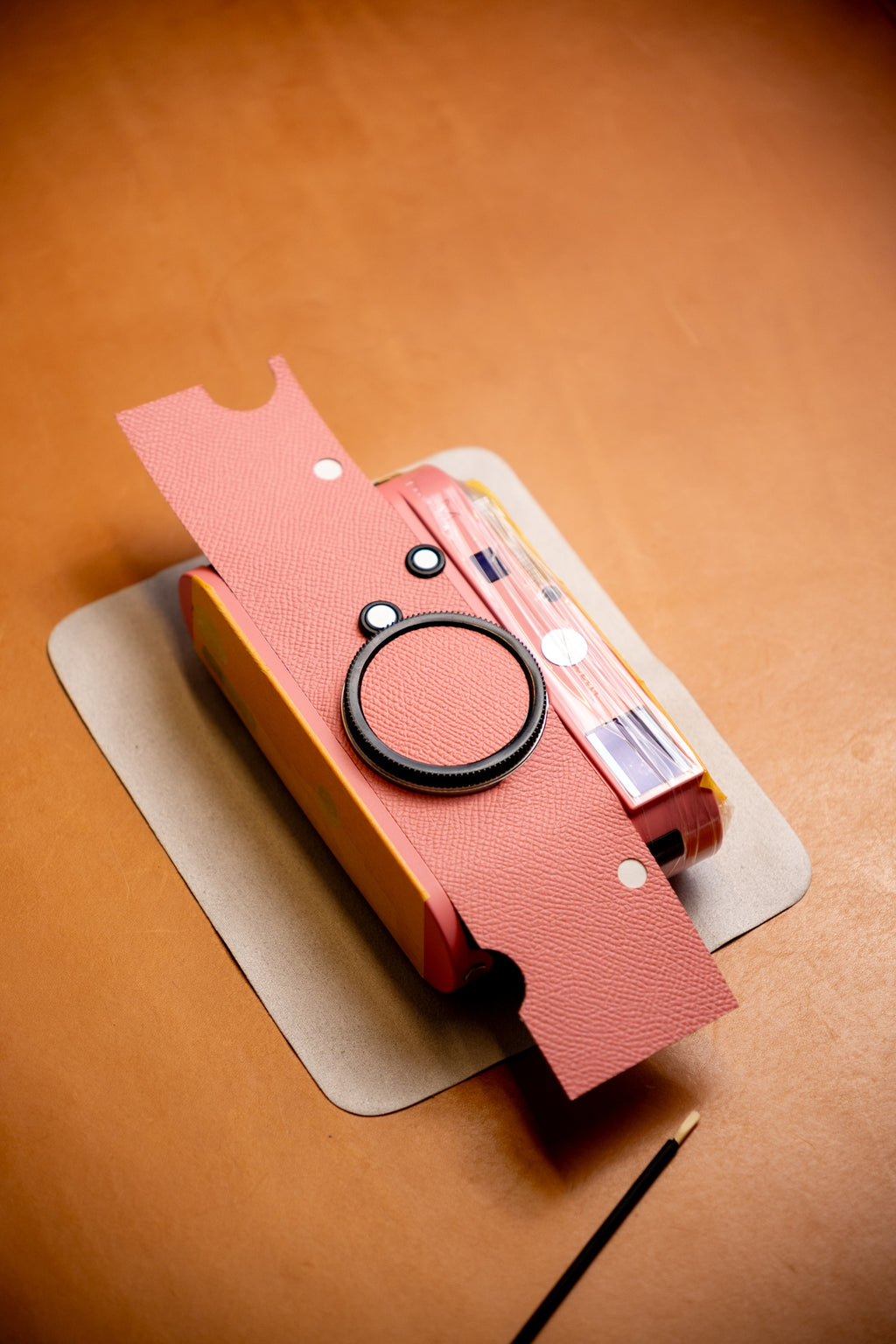 Customized leather body in the same color/Pink