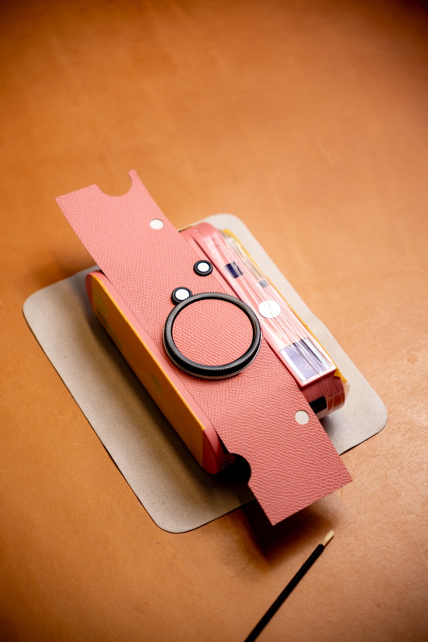 Customized leather body in the same color/Pink