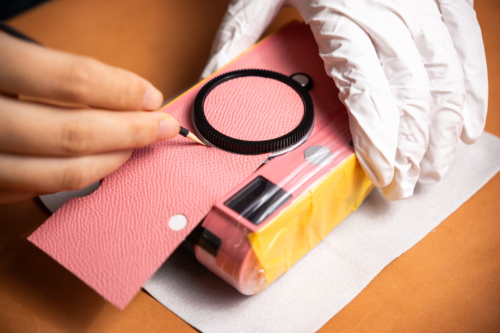 Customized leather body in the same color/Pink