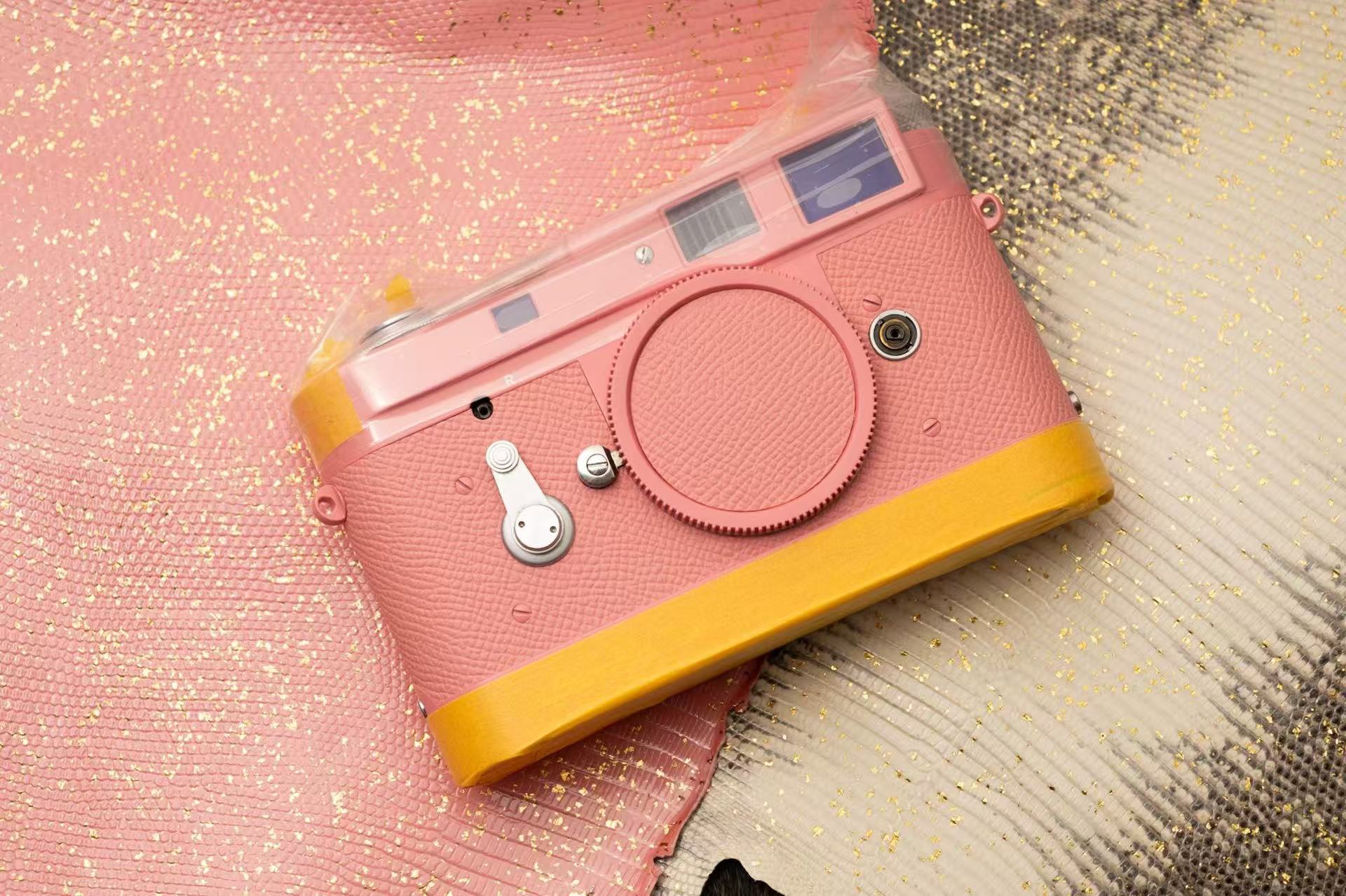 Customized leather body in the same color/Pink